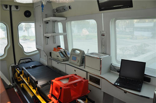 南丰县救护车内部